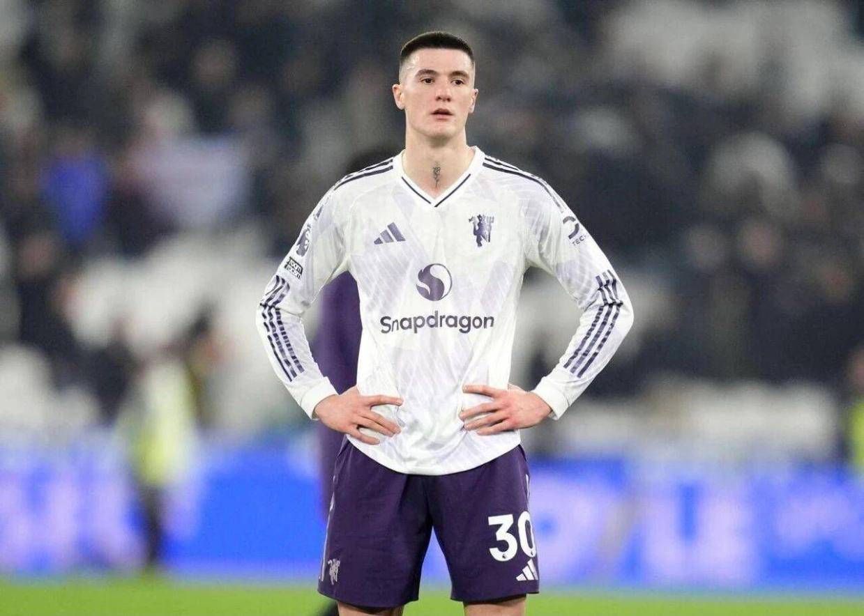 曼联一人被嘘离场恐失主力位置！卡里克考虑变阵，谢什科理应首发